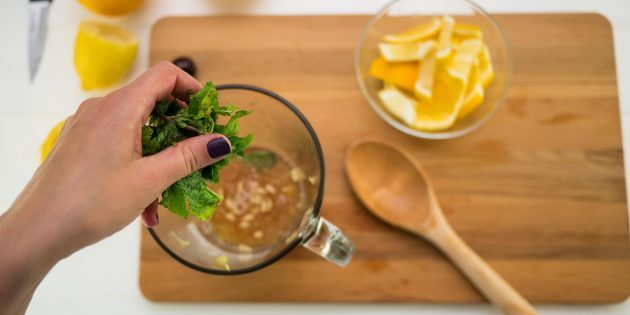 Cara membuat limun ceri: ingat daun mint di telapak tangan Anda