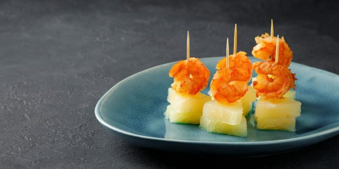 Canape dengan udang dan nanas