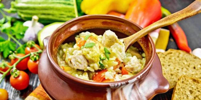 Ayam dengan nasi dan sayuran dalam pot