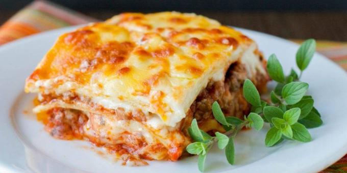 Lasagna dengan daging sapi dan saus krim