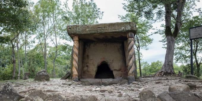 Atraksi Gelendzhik: Pshad dolmens dan pertanian Dolmen