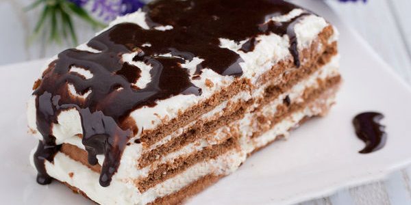 Cake kue dengan whipped cream dan chocolate icing