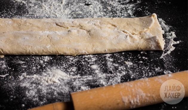 Resep croissant sederhana: lipat menjadi dua memanjang
