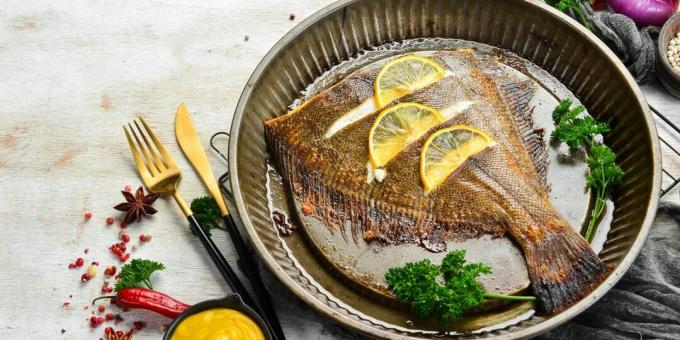 Flounder dipanggang dalam oven dengan lemon