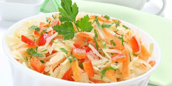 Salad dengan sauerkraut, wortel, dan paprika