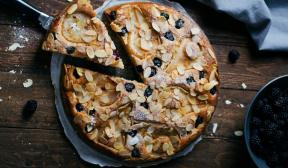 Pie dengan pir, blackberry, dan almond - Lifehacker