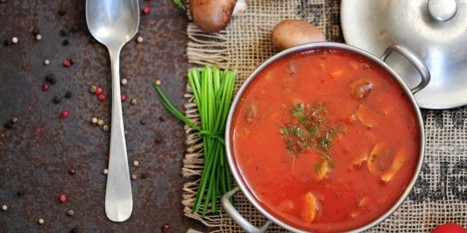 Sup tomat dengan ayam, kol, dan champignon