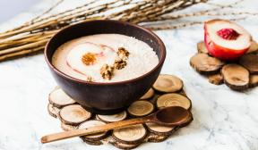 Yoghurt soba hijau dengan pisang dan raspberry