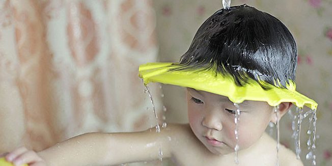 Visor untuk mencuci rambut anak