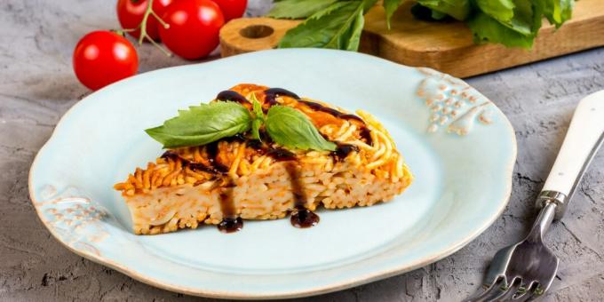 Casserole pasta dalam wajan dengan keju dan rempah-rempah