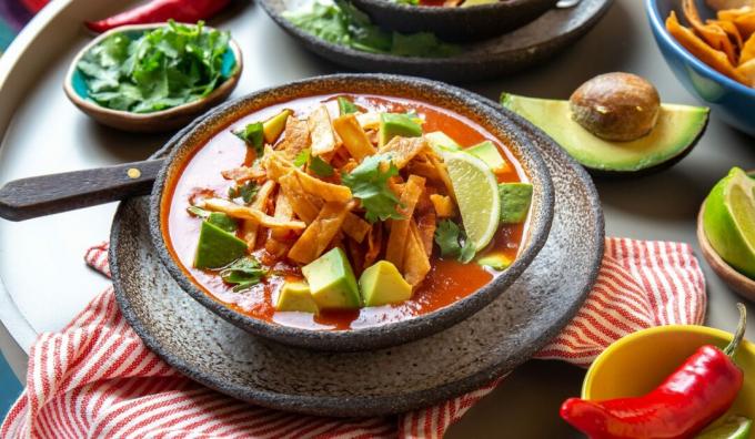 Sup tomat Meksiko dengan ayam, jagung dan tortilla