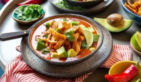Sup tomat Meksiko dengan ayam dan tortilla