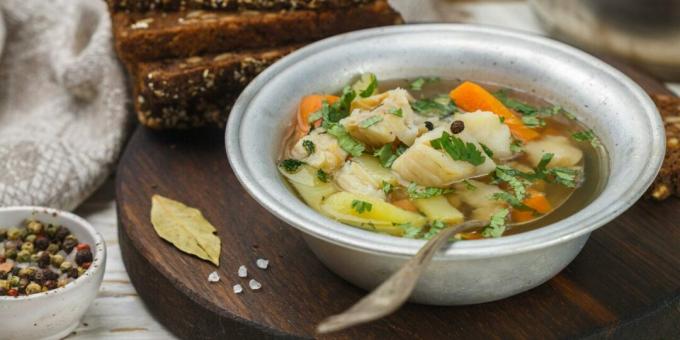 Sup ikan sederhana dengan sayuran dalam slow cooker