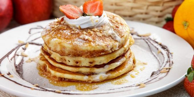 Pancake dengan potongan pisang dan nanas