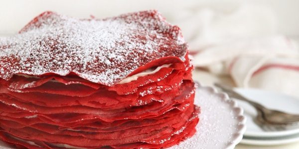 Cara memasak pancake kue "Red Velvet" dengan krim dadih kental