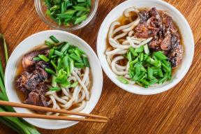 Ramen pedas dengan daging sapi dan jahe