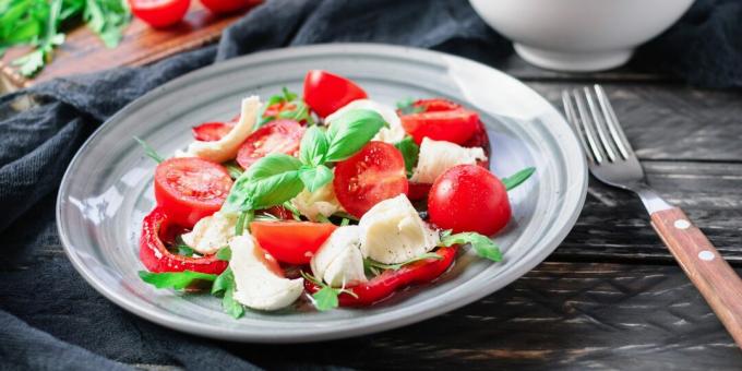Salad mozzarella dengan ceri dan paprika panggang: resep sederhana