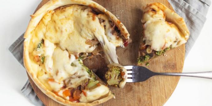 Pizza terbalik dengan jamur, keju, dan brokoli