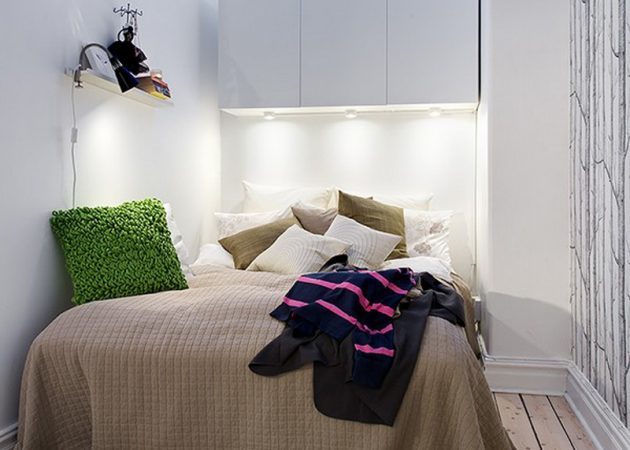 Sempit kamar tidur: ruang penyimpanan di atas tempat tidur
