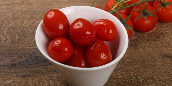 Acar tomat boneka dengan bawang putih