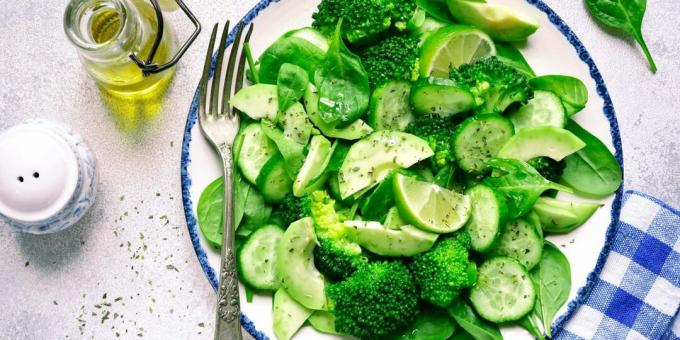 Salad dengan mentimun dan brokoli