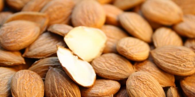 Makanan untuk otak. kacang almond