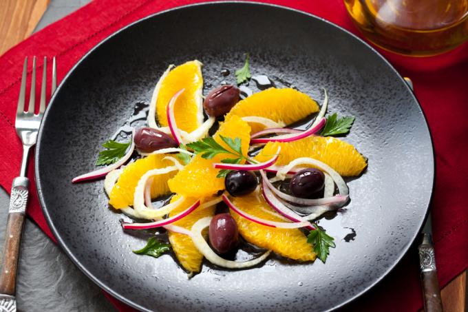 jeruk salad dengan rosemary dan zaitun