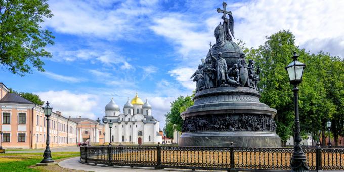 Pemandangan Veliky Novgorod: Monumen Milenium Rusia