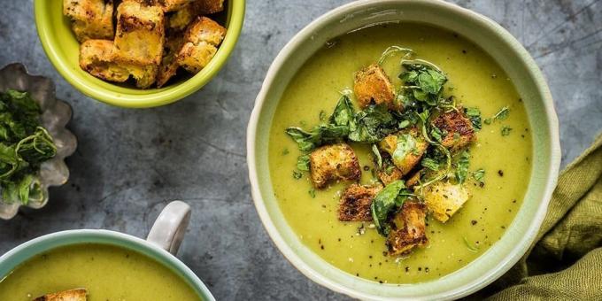 Pedas Cream sup zucchini dengan bayam, santan dan crouton dibumbui