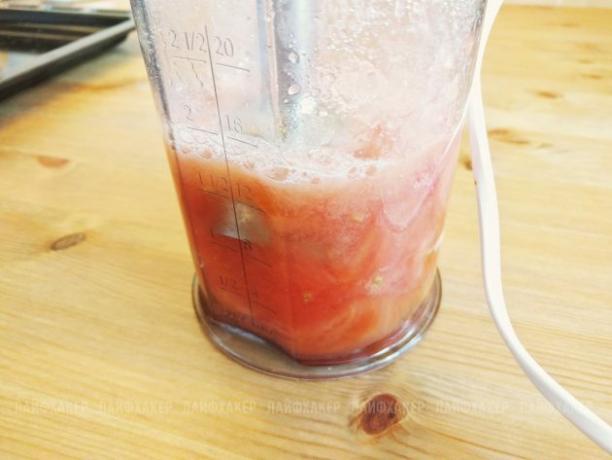 Gunakan blender untuk mengubah tomat yang sudah dikupas menjadi pasta yang halus