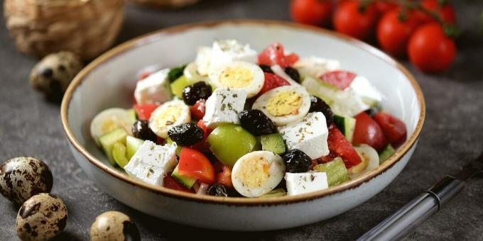 Salad Yunani dengan telur