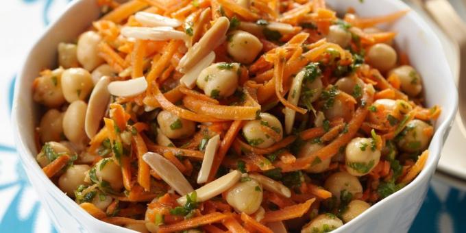 Salad wortel dan berpakaian mandelic dengan kacang