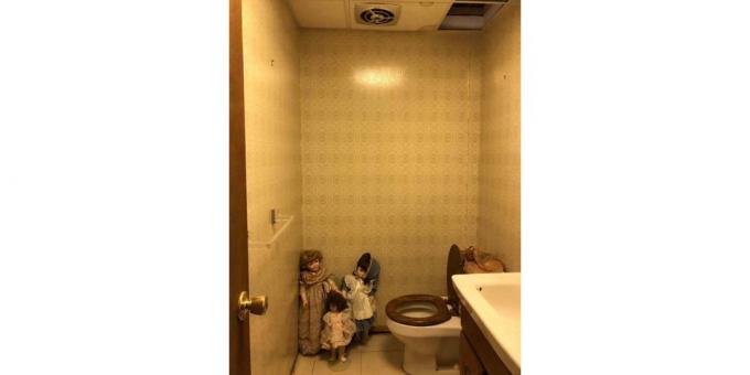boneka di toilet