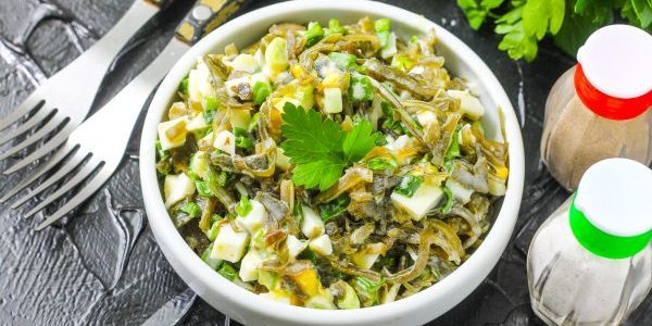 Laut kubis salad dengan jamur dan zaitun