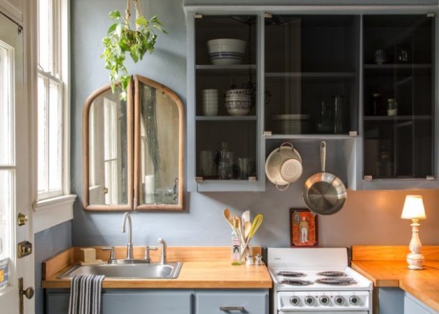 desain dapur kecil: cermin mengkilap dan mebel