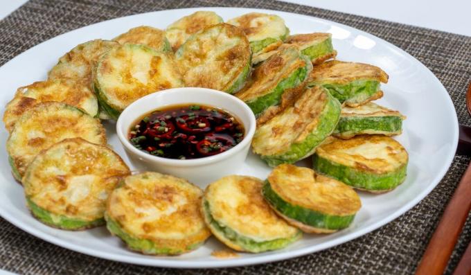 Zucchini goreng dalam adonan dengan oregano