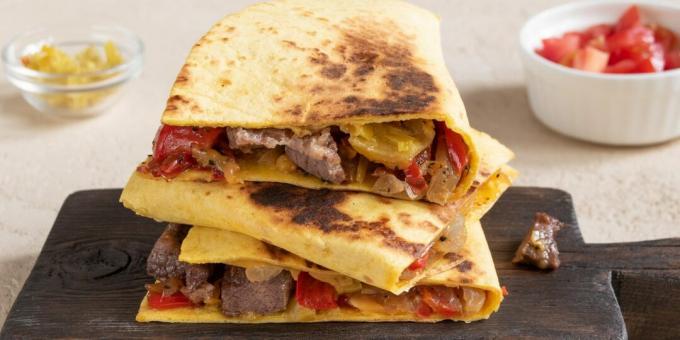 Quesadilla dengan daging sapi dan keju