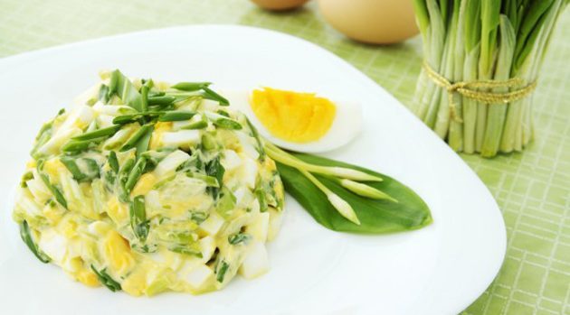 salad telur klasik dengan bawang hijau 