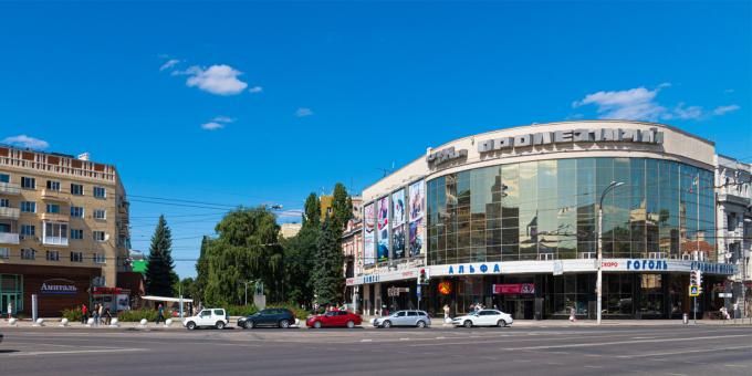 Tempat terkenal di Voronezh: Revolution Avenue