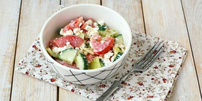 Salad dengan keju cottage, mentimun, dan tomat