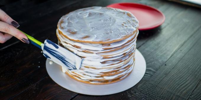 Resep kue "kue madu": oleskan cream pada sisi kue