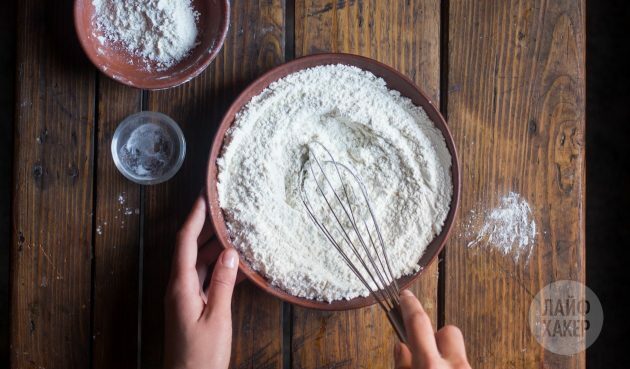 Cara membuat pai ceri yogurt cepat: campur tepung dan soda kue