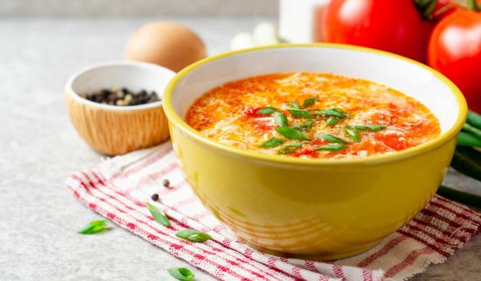 Sup ayam ringan dengan telur kocok dan tomat