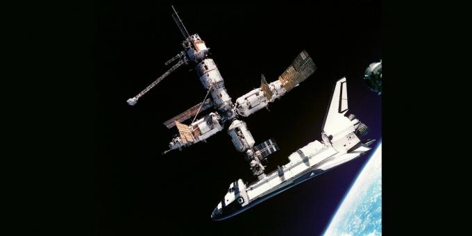 Stasiun orbit "Mir" dengan pesawat ulang-alik Amerika "Atlantis" yang berlabuh, Juli 1995