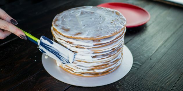 Resep Medovik klasik: oleskan krim ke bagian sisi kue