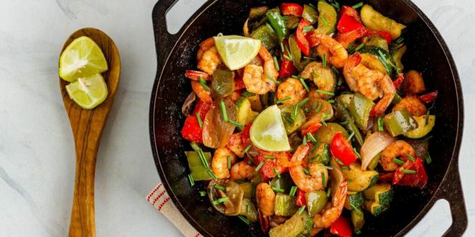 Udang goreng dengan zucchini dan paprika