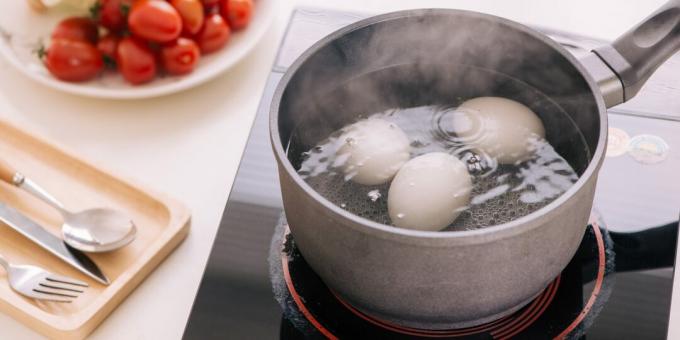 Bagaimana dan berapa banyak telur rebus matang di atas kompor