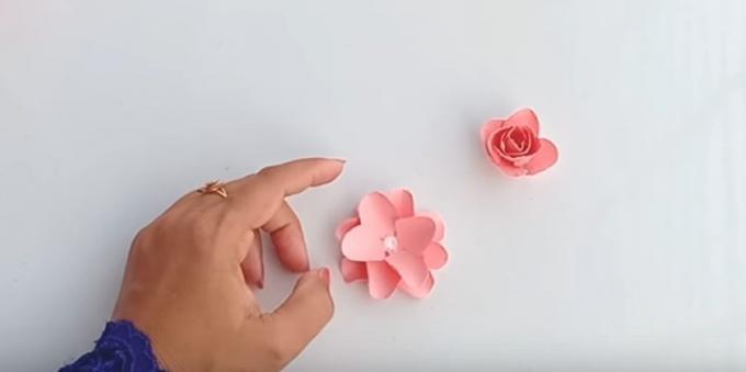 kartu ulang tahun dengan tangan Anda sendiri: lem bagian dipotong, untuk mendapatkan bunga yang indah