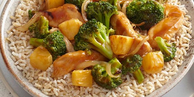 Cepat dan makanan lezat: ayam fillet dengan nanas, kembang kol dan brokoli