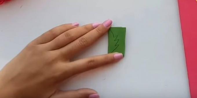 kartu ulang tahun dengan tangan Anda sendiri: dipotong dari daun kertas hijau